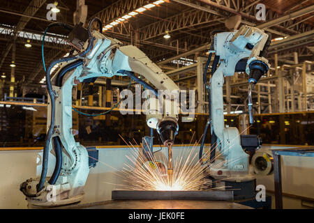 Team Roboter schweißen Montage Teil in Car Factory Stockfoto