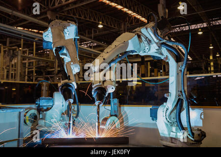 Team Roboter sind Schweißarbeiten in Car Factory Stockfoto