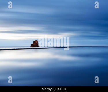 Wolken im Wasser reflektiert Stockfoto