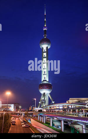 Oriental Pearl Tower in der Dämmerung. Der Oriental Pearl Tower ist ein 468 Meter TV Tower, Lujiazui im Bezirk Pudong entfernt. Stockfoto