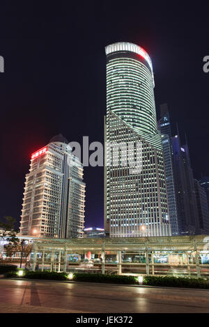 Skyscraper auf Lujiazui bei Nacht. Lujiazui ist eine Halbinsel in den Fluss Huangpu. Seit Anfang der 90er Jahre wurde als Financial District entwickelt. Stockfoto