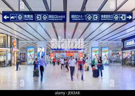 Innenraum der Beijing Railway Station Süd, der größte Bahnhof der Stadt und einer der größten in Asien, Endstation für Hochgeschwindigkeitszüge. Stockfoto