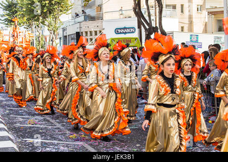 LIMASSOL, Zypern - 26 Februar: Grand Carnival Parade - ein nicht identifizierten Personen aller Altersgruppen, Geschlecht und Nationalität in den bunten Kostümen während der Straßenkarneval, 26. Februar 2017 in Limassol Stockfoto