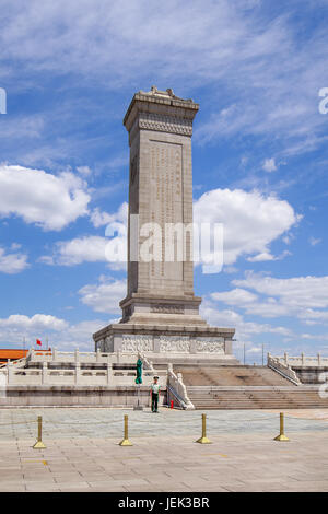 Denkmal der Helden auf dem Platz des Himmlischen Friedens, ein 10-stöckiges Obelisk als National Monument der Volksrepublik China zu revolutionären Märtyrern errichtet. Stockfoto