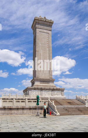 Denkmal der Helden auf dem Platz des Himmlischen Friedens, ein 10-stöckiges Obelisk als National Monument der Volksrepublik China zu revolutionären Märtyrern errichtet. Stockfoto