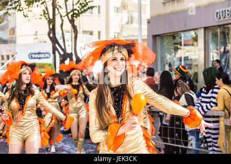 LIMASSOL, Zypern - 26 Februar: Grand Carnival Parade - ein nicht identifizierten Personen aller Altersgruppen, Geschlecht und Nationalität in den bunten Kostümen während der Straßenkarneval, 26. Februar 2017 in Limassol Stockfoto