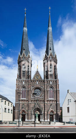 St. Joseph Kirche. Die neugotische kreuzförmige Basilika mit drei Querschiff und zwei achteckigen 72 m hohen Türme Stockfoto