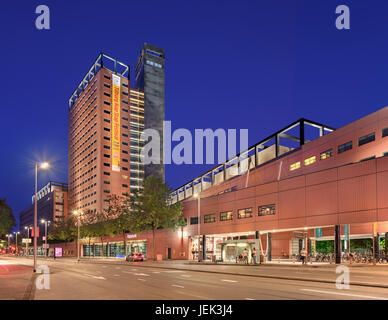 Interpolis Hauptsitz in der Dämmerung. Interpolis ist einer der wichtigsten niederländischen Versicherer, gut für betriebliche Innovationen bekannt, dass herausragende Architektur. Stockfoto