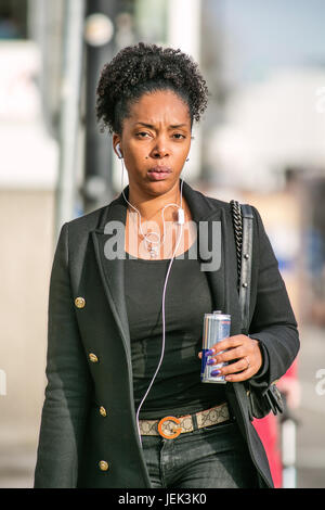 TILBURG-MÄRZ 10, 2017. Exotische Mädchen mit Red Bull trinken. Im Gegensatz zu seinen vorherigen Multikulturalismus, aktuellen niederländischen kulturelle Assimilation Police Stockfoto