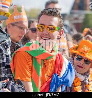 TILBURG - 27. APRIL 2017. Die Niederländer feiern King's Tag. Holland feiert Geburtstag des Königs jährlich mit Parteien, Märkte und Veranstaltungen. Stockfoto