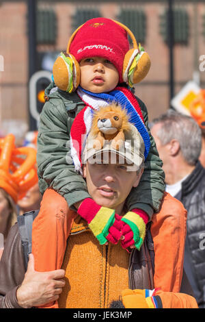 TILBURG - 27. APRIL 2017. Die Niederländer feiern King's Tag. Holland feiert Geburtstag des Königs jährlich mit Parteien, Märkte und Veranstaltungen. Stockfoto