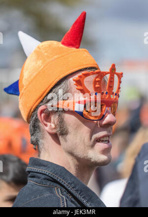 TILBURG - 27. APRIL 2017. Die Niederländer feiern King's Tag. Holland feiert Geburtstag des Königs jährlich mit Parteien, Märkte und Veranstaltungen. Stockfoto