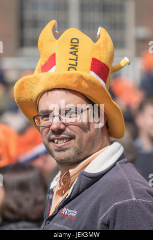 TILBURG - 27. APRIL 2017. Die Niederländer feiern King's Tag. Holland feiert Geburtstag des Königs jährlich mit Parteien, Märkte und Veranstaltungen. Stockfoto