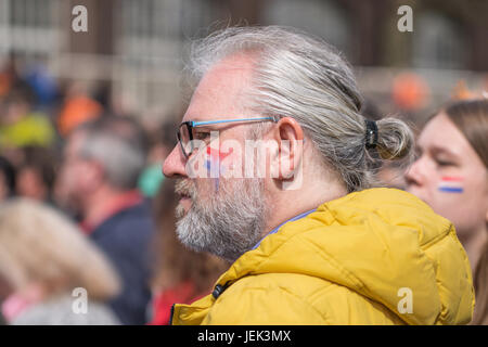 ILBURG - 27. APRIL 2017. Die Niederländer feiern King's Tag. Holland feiert Geburtstag des Königs jährlich mit Parteien, Märkte und Veranstaltungen. Stockfoto