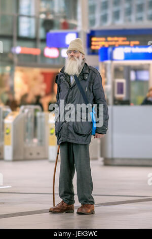 UTRECHT - März 2, 2017. Obdachlosen. Holland hat eine Bevölkerung von 15,5 Mio. und ca. 40.000 Obdachlose. Sie landen auf der Straße. Stockfoto