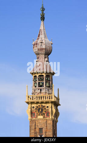 Nahaufnahme der Turm einer alten Kirche in Veere, Niederlande Stockfoto