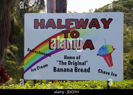 "Auf halbem Weg nach Hana" Werbung Schild an der Straße nach Hana Stockfoto