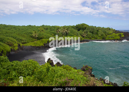 Waianapanapa Black Sand Beach auf der hawaiianischen Insel Maui entlang der Straße nach Hana Stockfoto