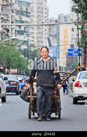 WENZHOU - NOV. 19., 2014. Lumpensammler auf der Straße. In China ist das Recycling von Abfall Sammler, die sind spezialisiert auf verschiedene Arten von verweigern. Stockfoto