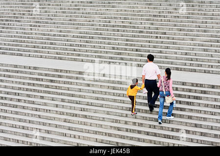 XIAN - 22. MAI 2009. Die Familie Weise oben auf einer Treppe. Seit 1979 Chinas Regierung behält eine Ein-Kind-Politik hat aber vor kurzem geändert. Stockfoto