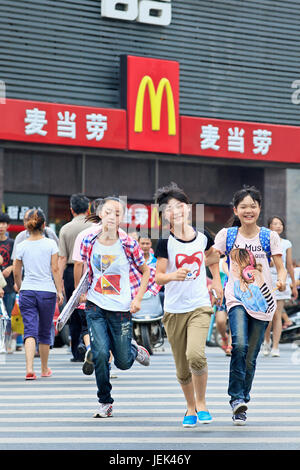 XIANG YANG - CHINA - Juli 3, 2012. Jugendliche vor McDonald's. Es dauerte 19 Jahre bis zu 1.000 McDonald's Restaurants in ganz China erreichen. Stockfoto