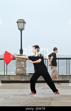 XIANG YANG - CHINA - Juli 4, 2012. Frau Praxis Tai Chi am 4. Juli 2012 in Xiang Yang. Tai Chi Chuan ist die Ultimative upreme Faust". Stockfoto