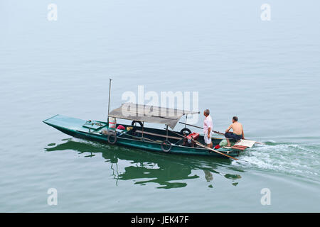 XIANG YANG - CHINA - Juli 4, 2012. Fischerboot am 4. Juli 2012 in Xiang Yang. Mit einem Gesamtaufwand, der Grundfläche von rund 818.000 Quadratmeter nautischen Meilen. Stockfoto