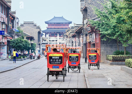 XIANG YANG - CHINA - Juli 4, 2012. Rikschas am 4. Juli 2012 in Xiang Yang. Die erste Rikscha in China war 1874 aus Japan importiert. Stockfoto