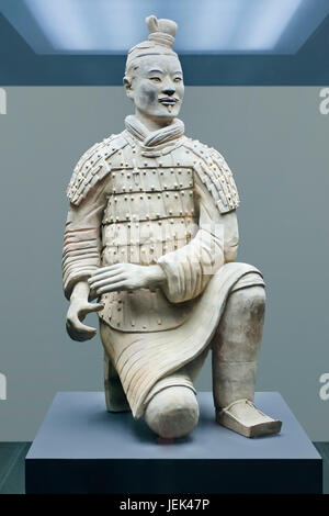 XIAN - APRIL 9. Terracotta Krieger angezeigt im Museum. Es gehört zu einer Sammlung von Skulpturen mit Kaiser Qin Shi Huang in 210 begraben - 209 BC. Stockfoto