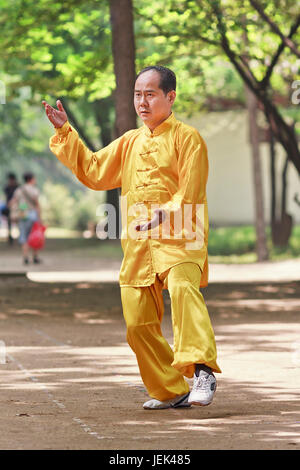 XI-MAI 21. Chinesischer Mann Praxis Tai Chi Tai Chi Chuan bedeutet "Supreme Ultimate Fist" und ist eine beliebte Kampfkunst in China praktiziert wird für beide selbst Stockfoto