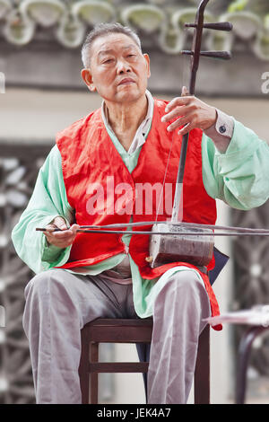 Peking - SEPT. 29., 2010. Alter Mann spielt eine Erhu, 2-saitige Geige gebeugt. Die Erhu ist eine alte asiatische Instrument, um China während der Han-dynastie brachte Stockfoto