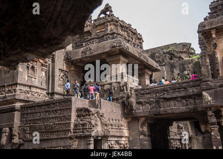 Besucher zu den Höhlen in Ellora, Bundesstaat Maharashtra in Indien Stockfoto