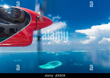 Aerial drone Vogelperspektive Foto von Malediven Insel und das Meer. Schöne türkisblaue und Saphir klares Wasser Strand. Exotischen Urlaub aus dem Wasserflugzeug anzeigen Stockfoto