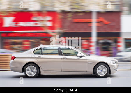 YIWU - China - Januar 19, 2016. BMW 5er L auf der Straße. BMW Umsatz in 2016 durch Verdrängungswettbewerb betroffen sein, Verlangsamung der chinesischen Wirtschaft. Stockfoto