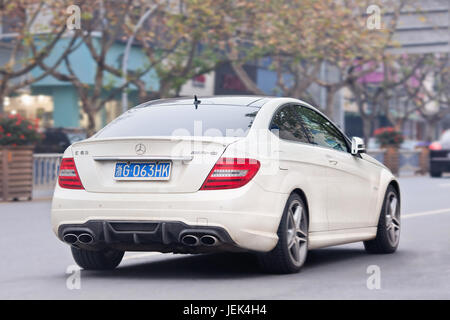 Mercedes C 63 AMG. Luxus - die Automobilhersteller können auf Chinas wachsenden Reichtum. Anzahl der Chinesischen mit über 1 Mio. $ in Finanzanlagen US Ratings Stockfoto