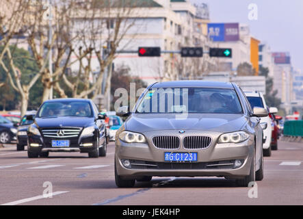 BMW 5er-Reihe auf der Straße. BMW Umsatz in 2016 durch Verdrängungswettbewerb betroffen sein, chinesische Wirtschaft und Durchgreifen auf auffallenden Verbrauchs verlangsamt. Stockfoto