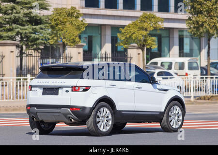 Lizenz - Platte weniger Range Rover Evoque. China hat Tonnen von Lizenz-Platte weniger schwarz Windows Autos fahren um und Brechen der Gesetze. Stockfoto