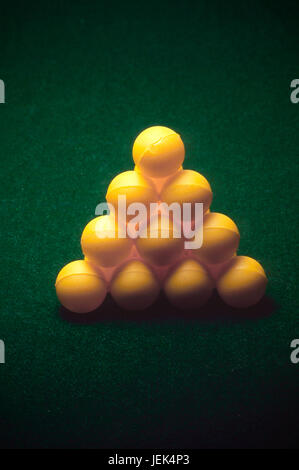 Grüne Poker fühlte Tischdecke und Ball arrangiert als Pyramide, Indien, Asien Stockfoto