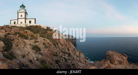 Panoramablick auf Akrotiri Leuchtturm bei Dämmerung, Santorin, Griechenland Stockfoto