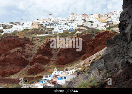 Malerischen Oia gesehen vom Hafen, Santorini, Griechenland Stockfoto