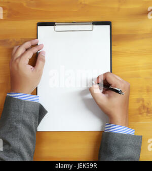 junger Mann, Geschäftsmann mit Papier arbeiten Nahaufnahme von weiblichen Händen halten und schreiben in leeren Büro Arbeitsplatz Textfreiraum Stockfoto