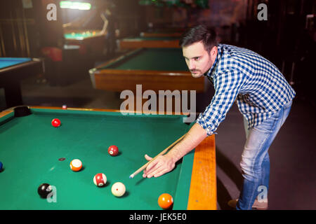 Hansome Mann spielen Pool Bar allein darauf abzielen, Stockfoto