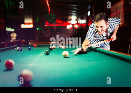 Hansome Mann spielen Pool Bar allein darauf abzielen, Stockfoto