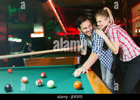 Junges Paar Billard in der Bar bei Nacht draußen in der Stadt Stockfoto