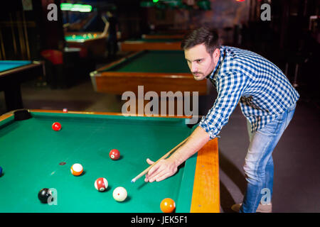 Hansome Mann spielen Pool Bar allein darauf abzielen, Stockfoto