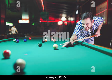 Hansome Mann spielen Pool Bar allein darauf abzielen, Stockfoto