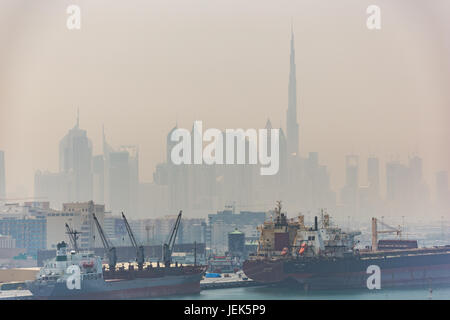 Editorial: DUBAI, UNITED ARAB EMIRATES, 16. April 2017 - Burj Khalifa und die Skyline von Dubai in eine gelbliche Trübung gesehen vom Hafen von Dubai Stockfoto