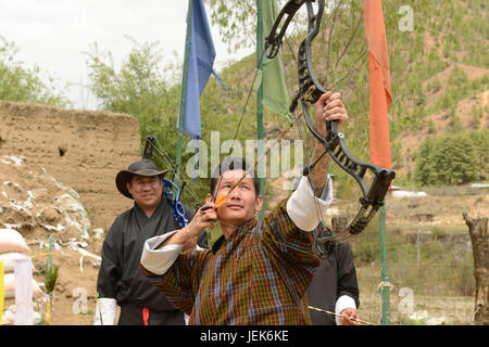 Menschen üben des nationalen Sports Bogenschießen, Thimphu, Bhutan, Asien Stockfoto