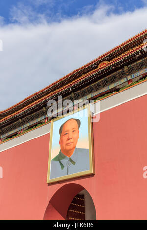 PEKING-OCT. 23, 2016. Porträt Mao Zedong auf dem Tor zur Verbotenen Stadt. Mao Zedong (Vorsitzender Mao) war ein chinesischer kommunistischer Revolutionär. Stockfoto