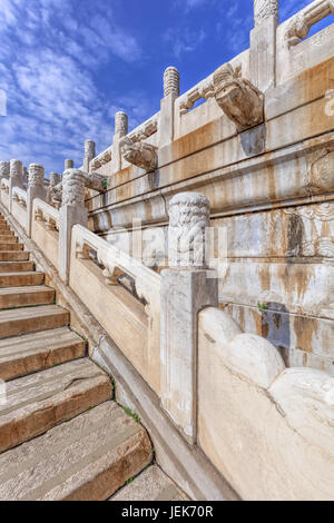 Reich verzierte Treppe an einem antiken chinesischen Palast, Peking, China Stockfoto